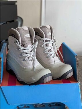 The North Face Women's Lace-Up Winter Boots in Light Gray and Beige